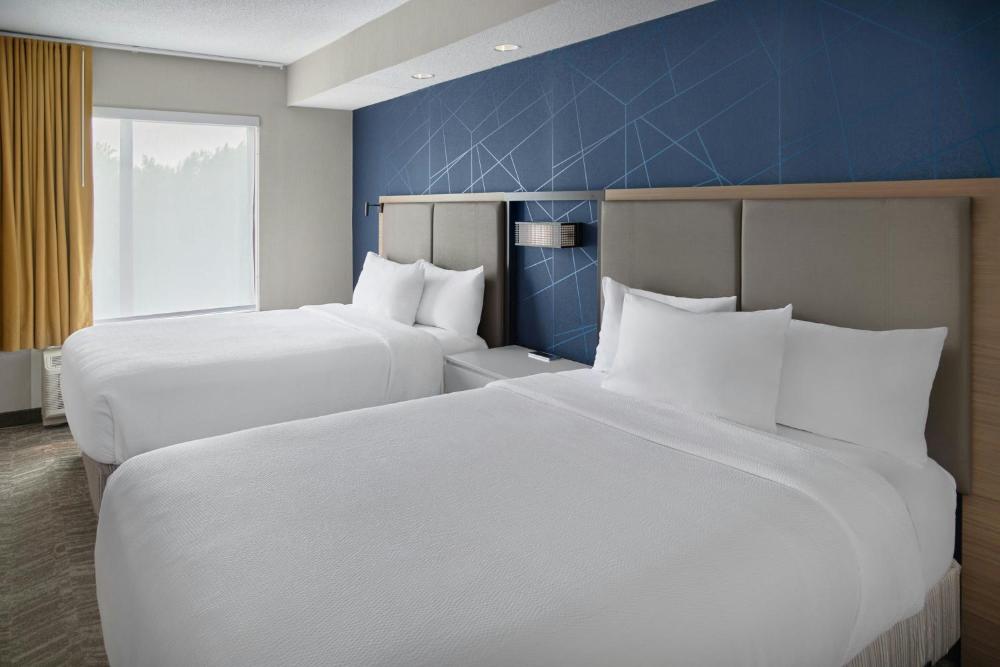 Studio with Two Queen Beds interior